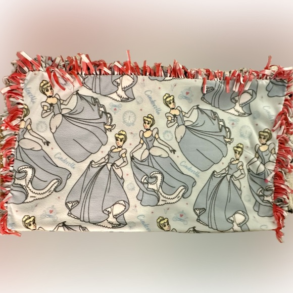Cinderella - No Sew Fleece Handmade Knotted Blanket - Picture 4 of 9